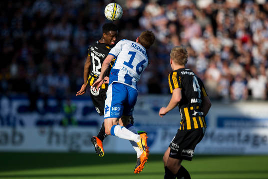 Häckens Mohammed Abubakari i nickduell med IFK Göteborgs