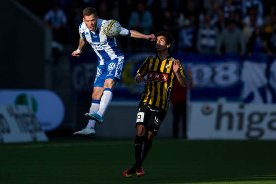 IFK Göteborgs Emil Salomonsson och Häckens Daleho Irandust