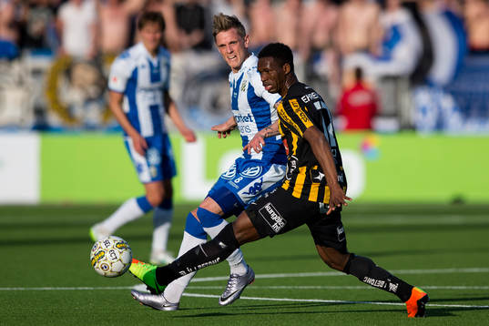 IFK Göteborgs Sören Rieks slår en passning förbi