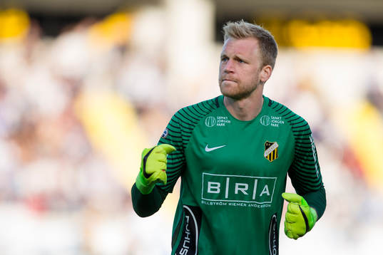 Häckens målvakt Peter Abrahamsson jublar