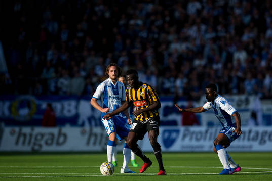 Häckens Alhassan Kamara mellan IFK Göteborgs Mikkel
