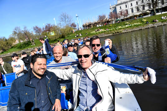 IFK Göteborgs supportrar åker båt till fotbollsmatchen i
