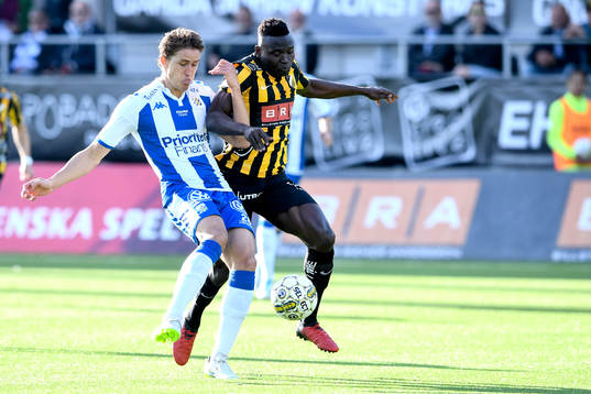 IFK Göteborgs Thomas Rogne och Häckens Alhassan Kamara