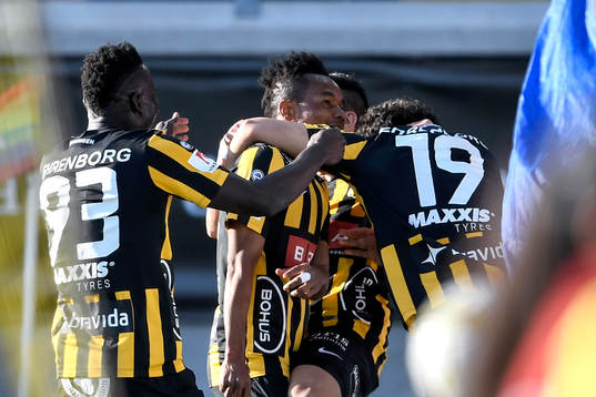 Häckens Nasiru Mohammed jublar med lagkamrater