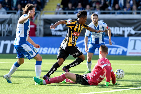 Häckens Nasiru Mohammed rundar IFK Göteborgs målvakt