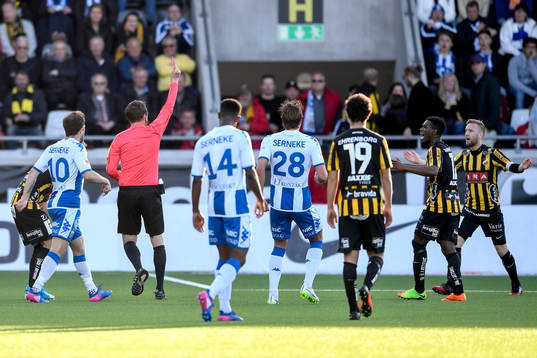 Häckens Rasmus Lindgren får rött kort av domare Markus