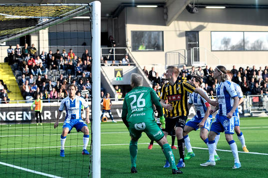 Bollen går i ribban bakom Häckens målvakt Peter
