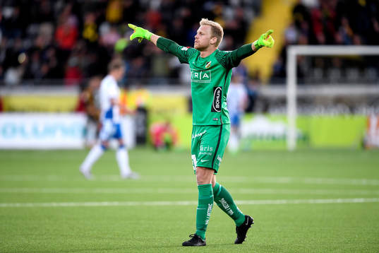 Häckens målvakt Peter Abrahamsson jublar