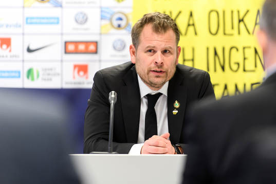 Häckens tränare Mikael Stahre på en presskonferens