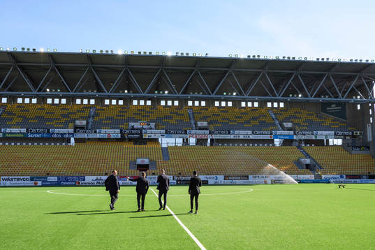 Domarteamet innan fotbollsmatchen i Allsvenskan mellan