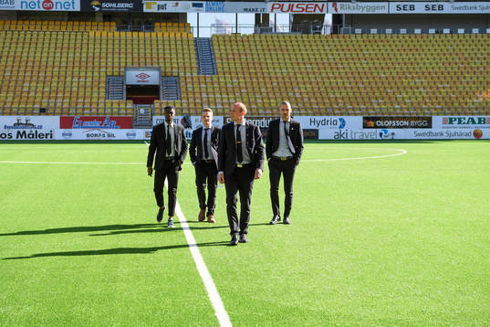 Domarteamet innan fotbollsmatchen i Allsvenskan mellan