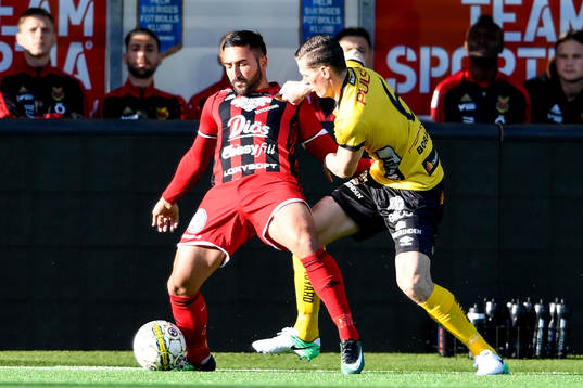 Östersunds Samuel Mensiro och Elfsborgs Jon Jönsson