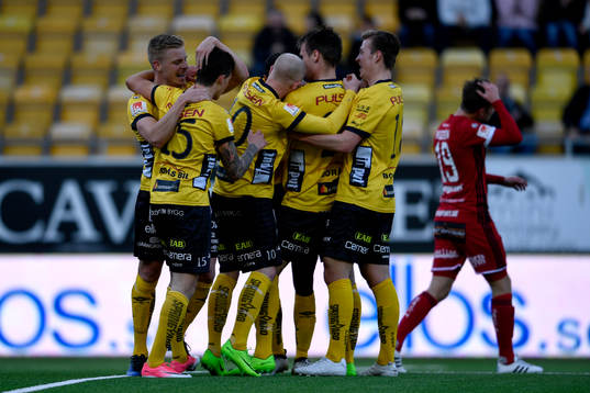Elfsborgs Alex Dyer jublar med lagkamrater