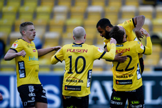 Elfsborgs Alex Dyer jublar med lagkamrater