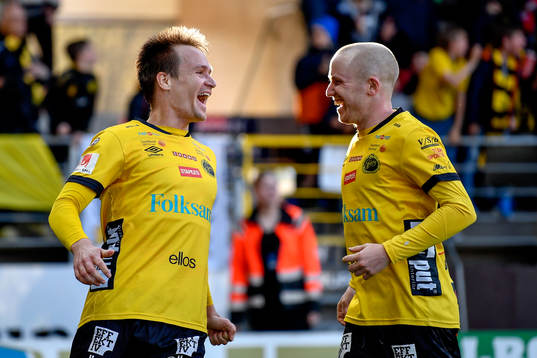 Elfsborgs Viktor Prodell och Simon Lundevall jublar