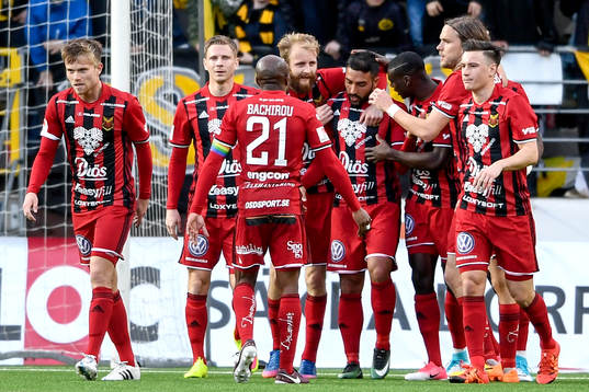 Östersunds Saman Ghoddos jublar med lagkamrater