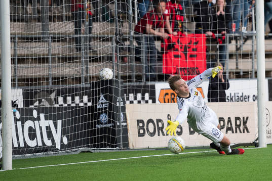 Östersunds målvakt Andreas Andersson ser bollen rulla i