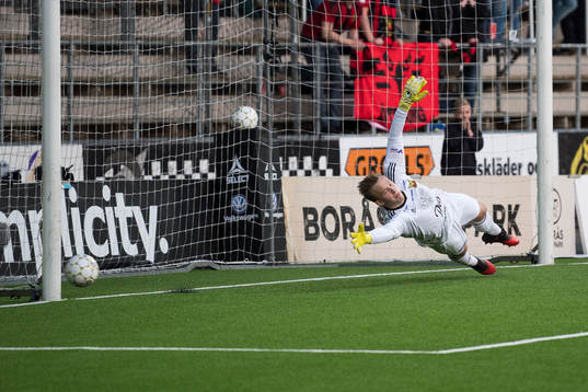 Östersunds målvakt Andreas Andersson ser bollen rulla i