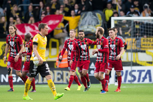 Östersunds Saman Ghoddos jublar med övriga spelare