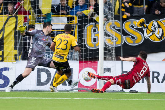 Östersunds Jamie Hopcutt gör mål