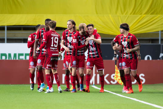 Östersunds Jamie Hopcutt kramas om av Curtis Edwards