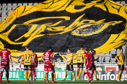 Spelarna med en stor banderoll med Elfsborgs klubbemblem i