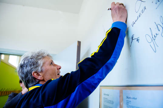 Pia Sundhage signerar en vägg