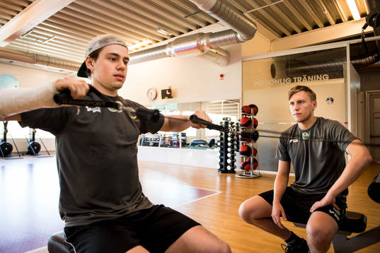 Filip Karlsson och målvakt Emil Kruse