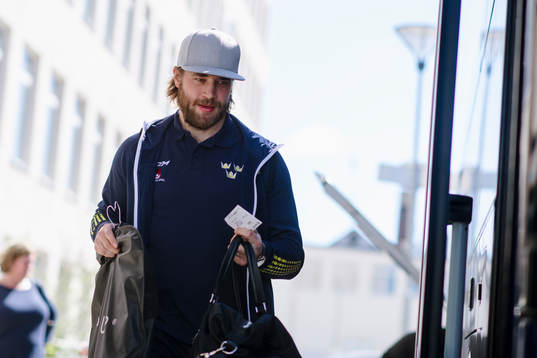Victor Hedman påväg till bussen mot