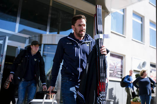 Viktor Fasth och Joel Lundqvist på väg till bussen för