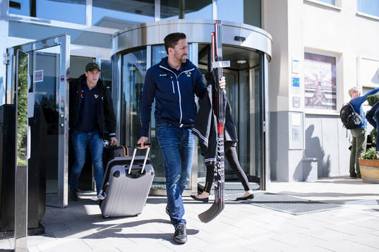 Viktor Fasth och Joel Lundqvist på väg till bussen för