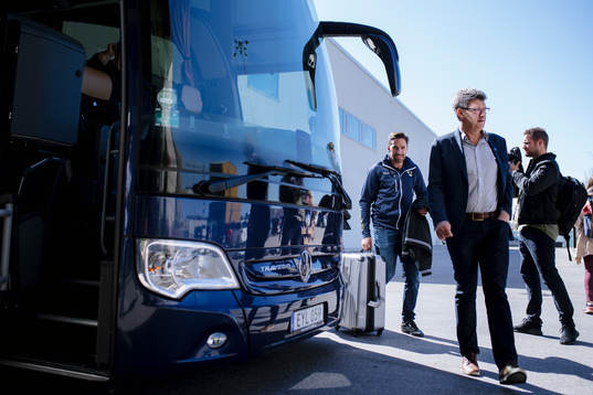 Joel Lundqvist och team manager Putte Köhler påväg till