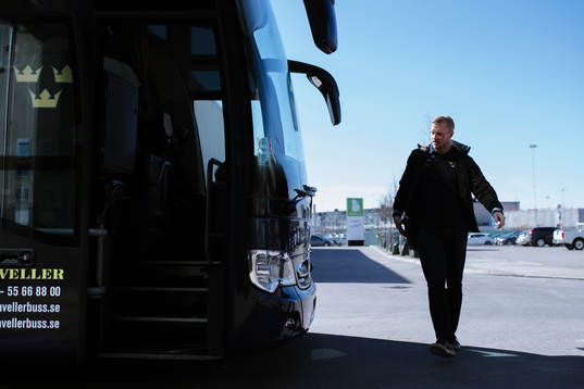 Carl Söderberg påväg till bussen