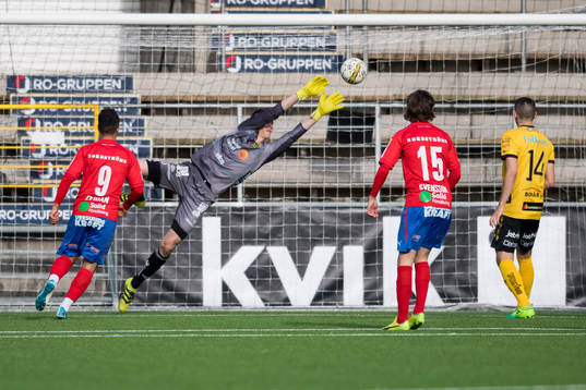 Elfsborgs målvakt David Olsson räddar skott