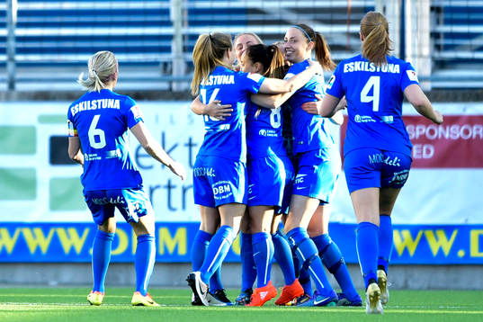 Eskilstunas Mimmi Larsson jublar med lagkamrater