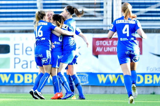 Eskilstunas Mimmi Larsson jublar med lagkamrater