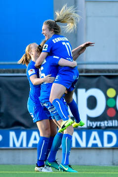 Eskilstunas Fiona Brown jublar med lagkamrater
