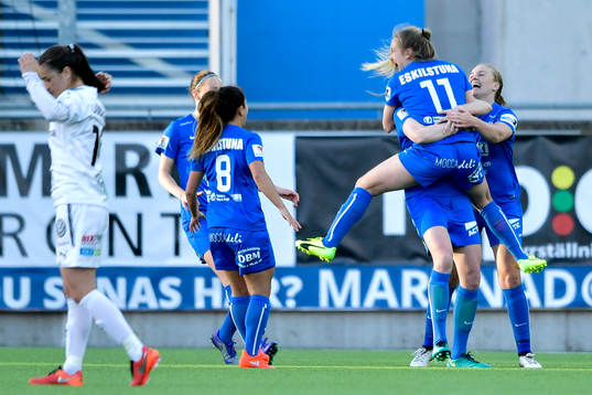 Eskilstunas Fiona Brown jublar med lagkamrater