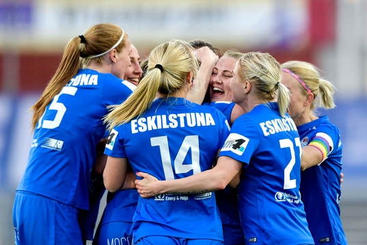 Eskilstunas Fiona Brown jublar med lagkamrater