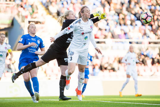 Rosengårds Amanda Ilestedt i en duell mot Eskilstunas