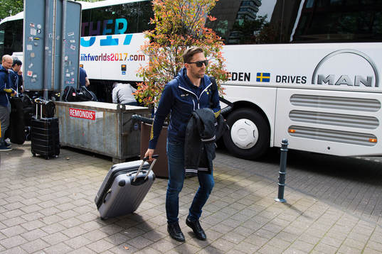 Joel Lundqvist anländer med Sveriges ishockeylandslag till