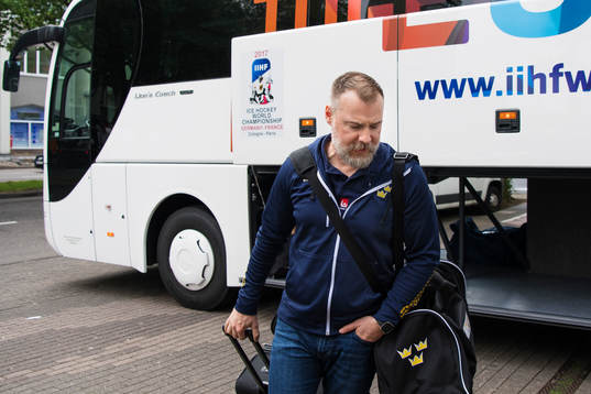 Rikard Grönborg anländer med Sveriges ishockeylandslag