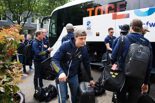 Joel Eriksson Ek anländer med Sveriges ishockeylandslag