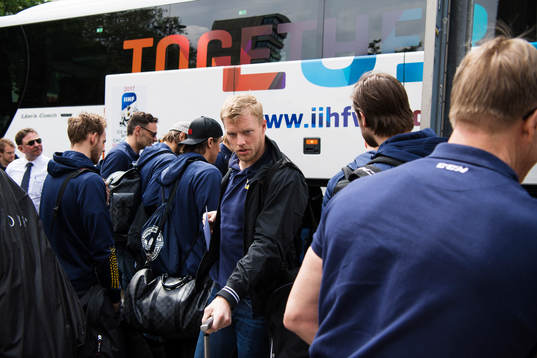 Carl Söderberg anländer med Sveriges ishockeylandslag