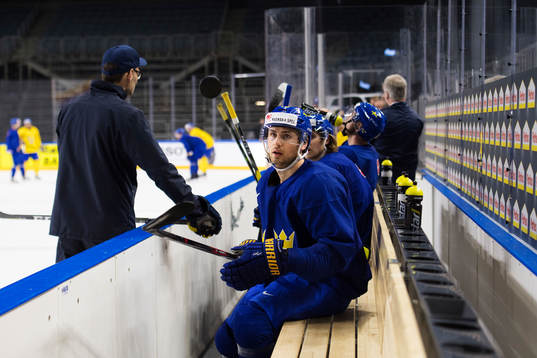 Marcus Krüger trixar med en puck