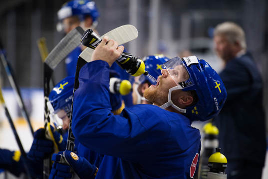 Gabriel Landeskog dricker vatten