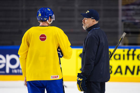 Alexander Edler i samtal med förbundskapten Rikard