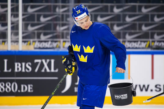 Joel Eriksson Ek plockar ihop puckar