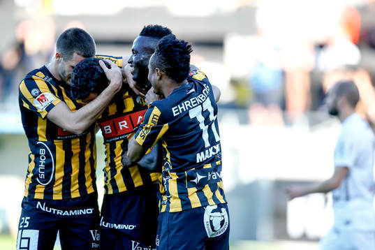 Häckens Daleho Irandust jublar med lagkamrater