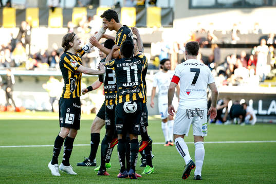 Häckens Daleho Irandust jublar med lagkamrater